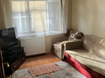 Güngören'de Tramvaya Yakın 1,Kat Ön Cephe 2+1 Arsa Tapulu  90 m2