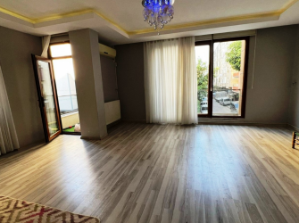 Güngören'de Ebeveyn Banyolu 1,Kat Ön Cephe 2+1 Köşe Balkonlu  85 m2