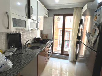Güngören'de Ebeveyn Banyolu 1,Kat Ön Cephe 2+1 Köşe Balkonlu  85 m2