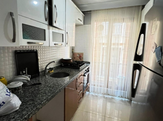 Güngören'de Ebeveyn Banyolu 1,Kat Ön Cephe 2+1 Köşe Balkonlu  85 m2