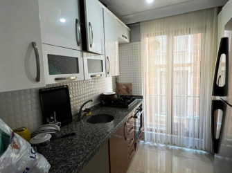 Güngören'de Ebeveyn Banyolu 1,Kat Ön Cephe 2+1 Köşe Balkonlu  85 m2