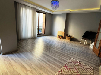 Güngören'de Ebeveyn Banyolu 1,Kat Ön Cephe 2+1 Köşe Balkonlu  85 m2