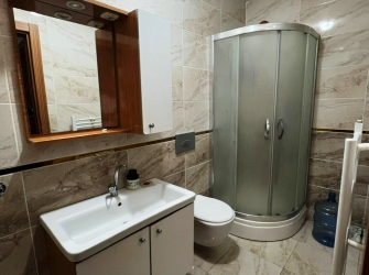Güngören'de Ebeveyn Banyolu 1,Kat Ön Cephe 2+1 Köşe Balkonlu  85 m2