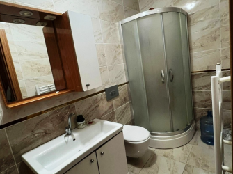Güngören'de Ebeveyn Banyolu 1,Kat Ön Cephe 2+1 Köşe Balkonlu  85 m2
