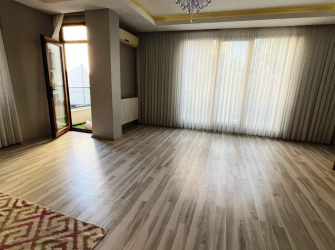 Güngören'de Ebeveyn Banyolu 1,Kat Ön Cephe 2+1 Köşe Balkonlu  85 m2