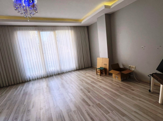 Güngören'de Ebeveyn Banyolu 1,Kat Ön Cephe 2+1 Köşe Balkonlu  85 m2