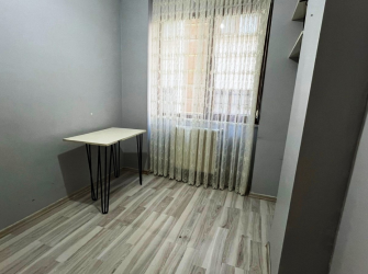Güngören'de Ebeveyn Banyolu 1,Kat Ön Cephe 2+1 Köşe Balkonlu  85 m2