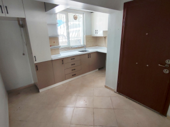 Güngören'de 18 Yıllık Bina Asansörlü 2+1 Geniş Bahçeli 90 m2 Bahçe Katı