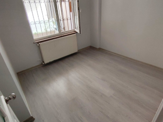 Güngören'de 18 Yıllık Bina Asansörlü 2+1 Geniş Bahçeli 90 m2 Bahçe Katı