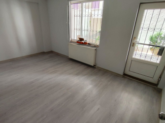 Güngören'de 18 Yıllık Bina Asansörlü 2+1 Geniş Bahçeli 90 m2 Bahçe Katı