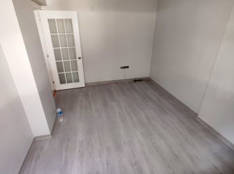 Güngören'de 18 Yıllık Bina Asansörlü 2+1 Geniş Bahçeli 90 m2 Bahçe Katı