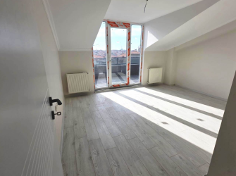 Güngören Merkez'de 180 m2 Alt Kat 2+1 Üst Kat 2+1 Asansörlü  Dubleks