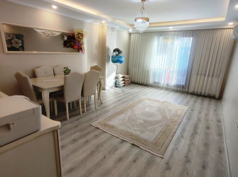 Güngören'de 1,Yıllık Tramvaya Yakın 100 m2 Asansörlü 2,Kat Balkonlu