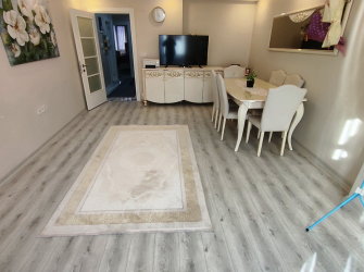 Güngören'de 1,Yıllık Tramvaya Yakın 100 m2 Asansörlü 2,Kat Balkonlu