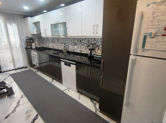 Güngören'de 1,Yıllık Tramvaya Yakın 100 m2 Asansörlü 2,Kat Balkonlu