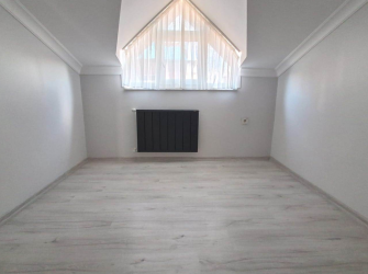 Güngören Merkez'de 4 Yıllık Asansörlü Alt 2+1 Üst 2+1Dubleks 170 m2 