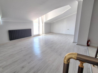 Güngören Merkez'de 4 Yıllık Asansörlü Alt 2+1 Üst 2+1Dubleks 170 m2 