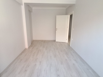 Güngören Merkez'de 4 Yıllık Asansörlü Alt 2+1 Üst 2+1Dubleks 170 m2 