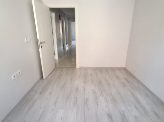 Güngören Merkez'de 4 Yıllık Asansörlü Alt 2+1 Üst 2+1Dubleks 170 m2 