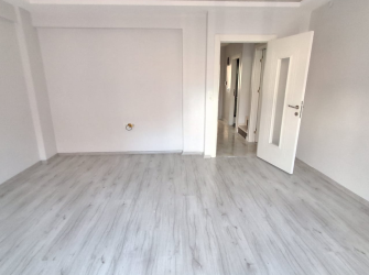 Güngören Merkez'de 4 Yıllık Asansörlü Alt 2+1 Üst 2+1Dubleks 170 m2 