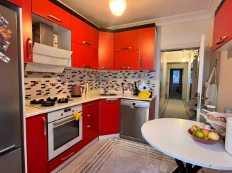 Güngören M.Çakmak'ta 2,Kat Kredili 3+1Ön Cephe 120 m2 Çift Balkonlu