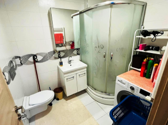 Bahçelievler'de 8 Yıllık Şirinevler Meydana Yakın 4,Kat  Asansörlü 2+1