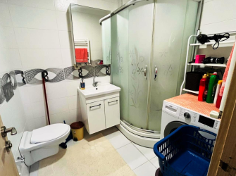 Bahçelievler'de 8 Yıllık Şirinevler Meydana Yakın 4,Kat  Asansörlü 2+1