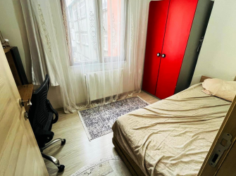 Bahçelievler'de 8 Yıllık Şirinevler Meydana Yakın 4,Kat  Asansörlü 2+1