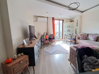 Bahçelievler Camlıkahve'de 4,Kat Asansörlü 8 Yıllık 100 m2 Ön Cephe