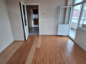 Güngören'de Tek Daireli 4,Kat Arsa Tapulu 2+1 Çift Balkonlu 90 m2 Boş