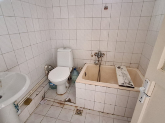 Güngören'de Tek Daireli 4,Kat Arsa Tapulu 2+1 Çift Balkonlu 90 m2 Boş