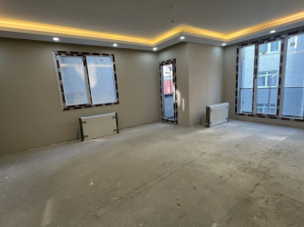 Bahçelievler'de Yıldıztepe Metroya Yakın 1, Kat E. Banyolu 3+1 Tek Daireli  122 m2 