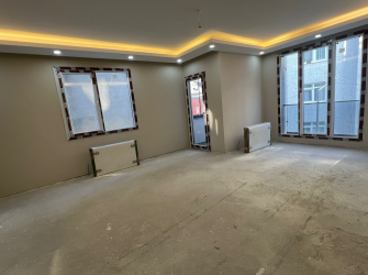 Bahçelievler'de Yıldıztepe Metroya Yakın 1, Kat E. Banyolu 3+1 Tek Daireli  122 m2 