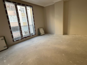 Bahçelievler'de Yıldıztepe Metroya Yakın 1, Kat E. Banyolu 3+1 Tek Daireli  122 m2 