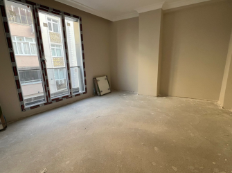 Bahçelievler'de Yıldıztepe Metroya Yakın 1, Kat E. Banyolu 3+1 Tek Daireli  122 m2 