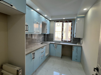 Bahçelievler'de Yıldıztepe Metroya Yakın 1, Kat E. Banyolu 3+1 Tek Daireli  122 m2 