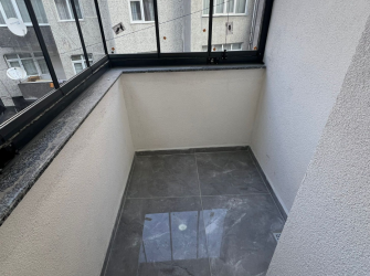 Bahçelievler'de Yıldıztepe Metroya Yakın 1, Kat E. Banyolu 3+1 Tek Daireli  122 m2 