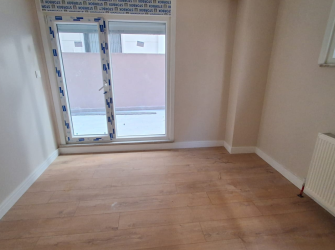 Bahçelievler Cumhuriyet Mh 2+1 Bahçeli 80 m2 Sıfır Bahçe Katı