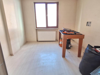 Güngören'de Tramvaya Yakın 2+1 Asansörlü 3,Kat  9 Yıllık Bina 