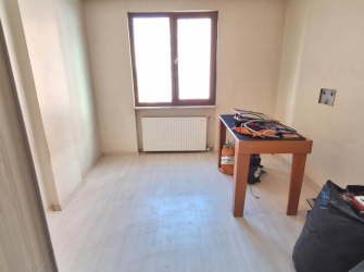 Güngören'de Tramvaya Yakın 2+1 Asansörlü 3,Kat  9 Yıllık Bina 