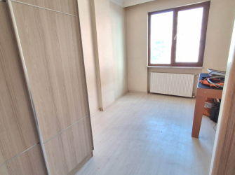 Güngören'de Tramvaya Yakın 2+1 Asansörlü 3,Kat  9 Yıllık Bina 