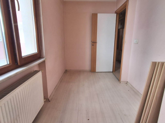 Güngören'de Tramvaya Yakın 2+1 Asansörlü 3,Kat  9 Yıllık Bina 