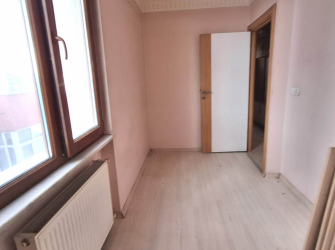 Güngören'de Tramvaya Yakın 2+1 Asansörlü 3,Kat  9 Yıllık Bina 