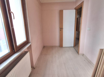 Güngören'de Tramvaya Yakın 2+1 Asansörlü 3,Kat  9 Yıllık Bina 