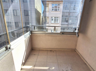 Güngören'de Tramvaya Yakın 2+1 Asansörlü 3,Kat  9 Yıllık Bina 