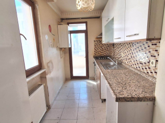 Güngören'de Tramvaya Yakın 2+1 Asansörlü 3,Kat  9 Yıllık Bina 