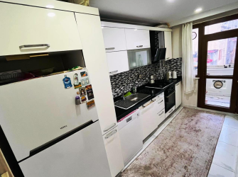 Bahçelievler'de 8 Yıllık Şirinevler Meydana Yakın 4,Kat  Asansörlü 2+1